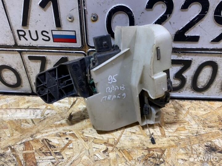 Замок двери передний правый Skoda Superb 2.8 2002