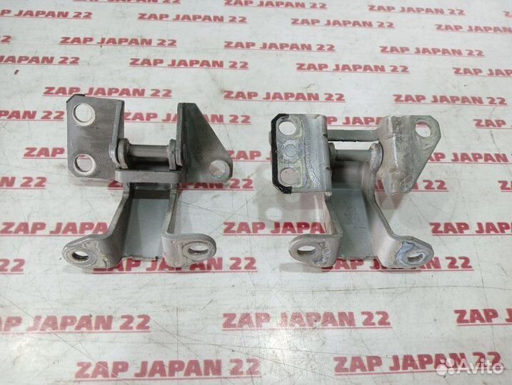 Петли двери передние правые Toyota Lite Ace Noah