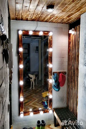 Гримерное зеркало с лампами из массива дерева