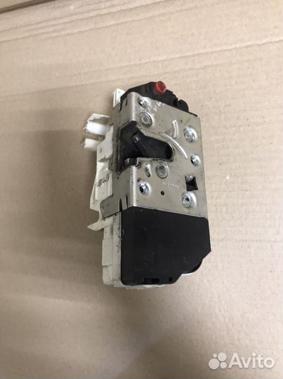 Замок задней правой двери Peugeot 307