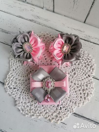 Бантики и галстук-брошь ручной работы