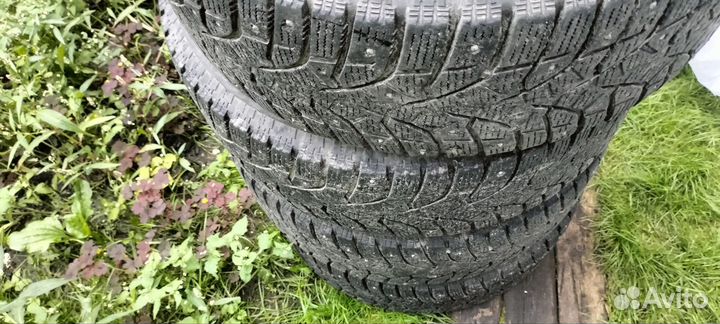 Bridgestone Blizzak Spike-02 215/60 R16