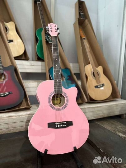 Акустическая гитара розовая