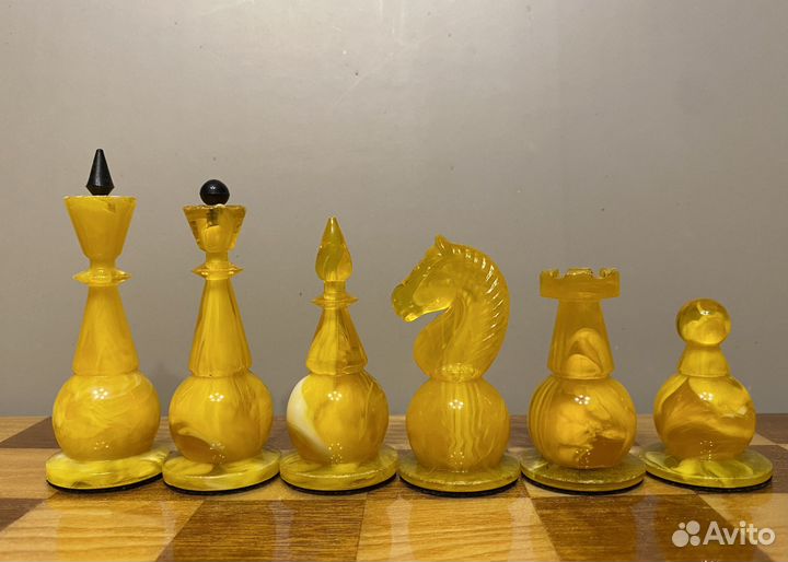 Шахматы янтарные (амброид)