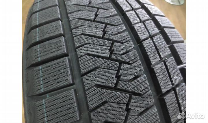 Triangle PL02 245/40 R18