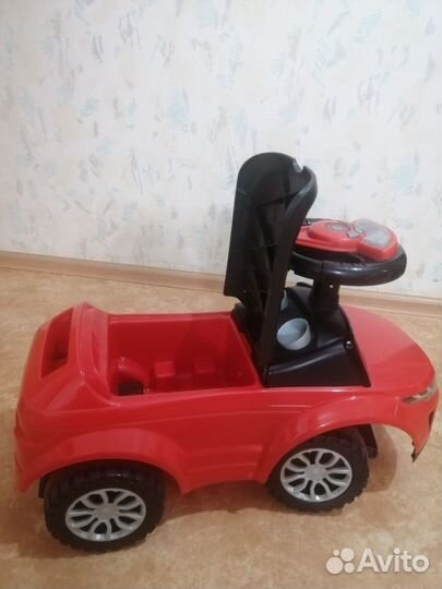 Машинка каталка с родительской ручкой