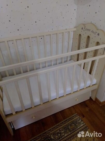 Детская кроватка с маятником