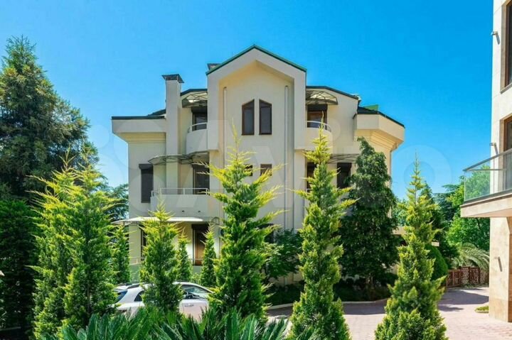 Дом 700 м² на участке 12 сот.