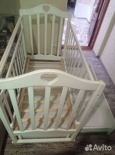 Кроватка для новорожденных с маятником