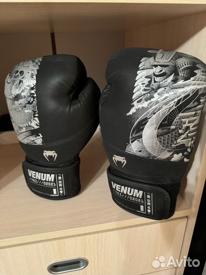 Боксерские перчатки Venum YKZ21 14oz