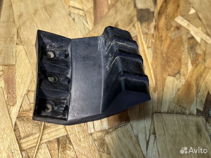 Крепление бампера на фаре Toyota Corolla 150