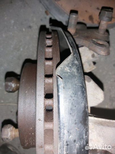 Диск тормозной правый Toyota Corolla AE100 4AFE
