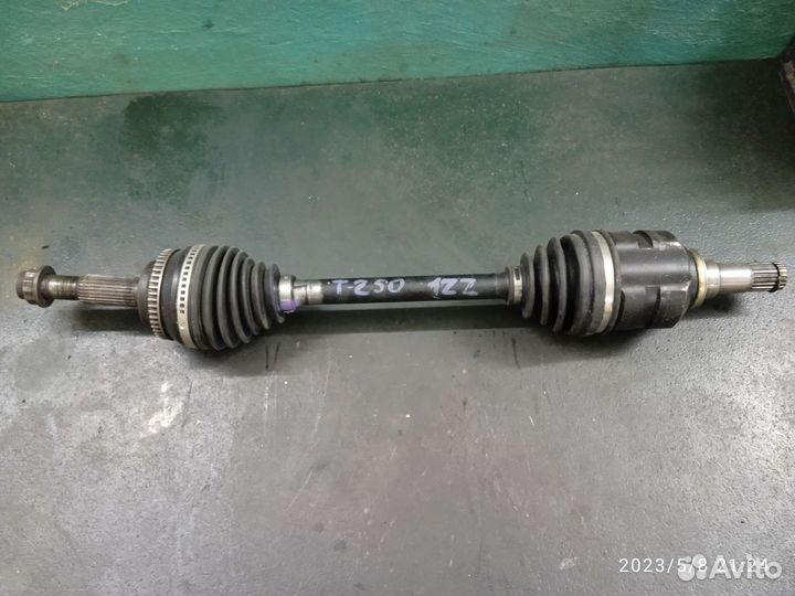 Привод левый toyota avensis 1.8л