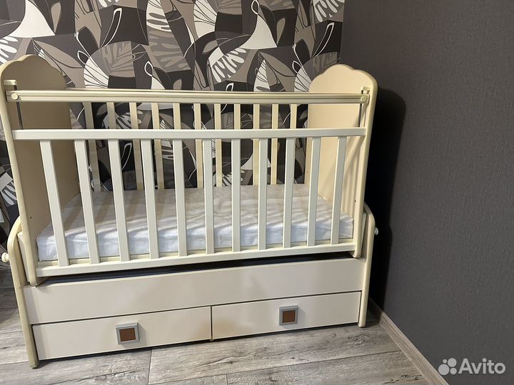 Детская кроватка с маятником
