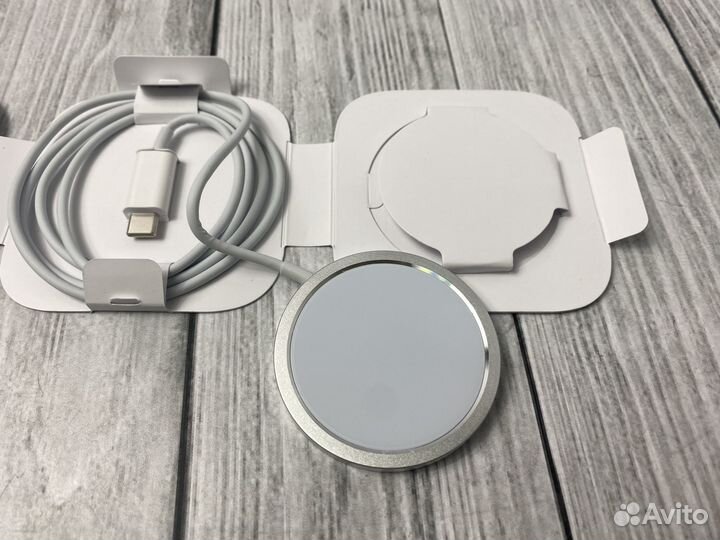 Беспроводное зарядное устройство Apple MagSafe