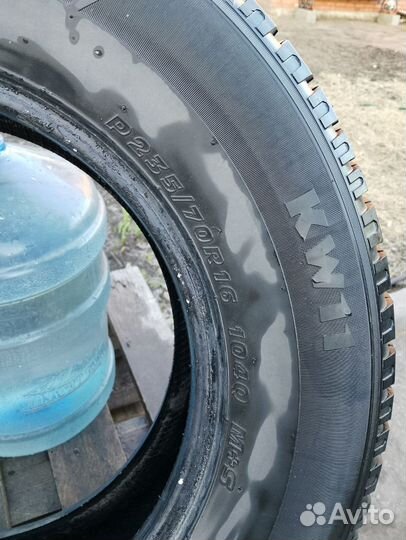 Kumho I'Zen Stud Snow KW11 235/70 R16