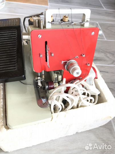 Оверлок бытовой