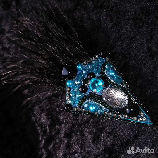 Брошь с перьями