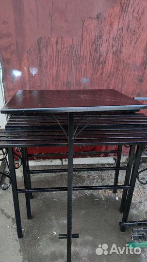 Столик и лавка на кладбище