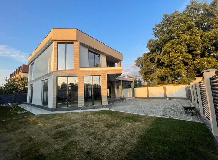 Коттедж 231 м² на участке 4 сот.