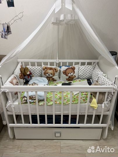 Детская кроватка с маятником и ящиком