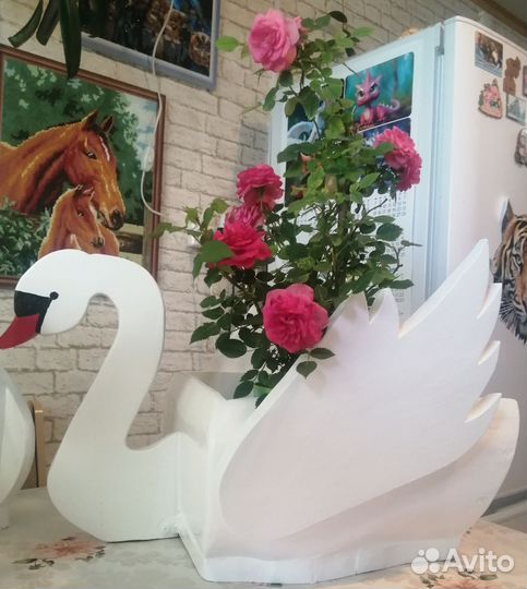 Кашпо лебедь