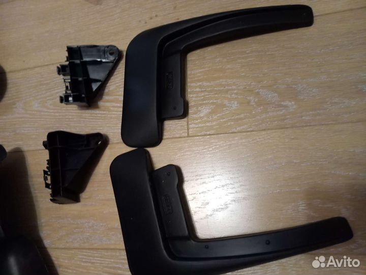 На Тойота королла 2014 г.в подкрылок брызговики