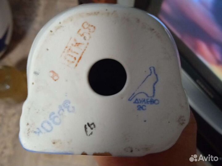 Фарфоровая статуэтка Хоккеист