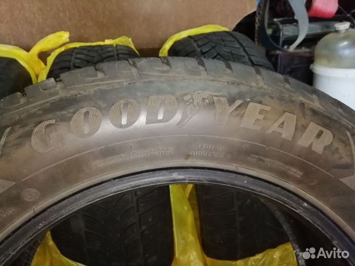 Goodyear UltraGrip Ice 215/60 R17