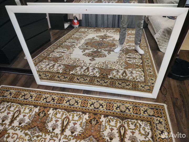 Зеркало в деревянной раме