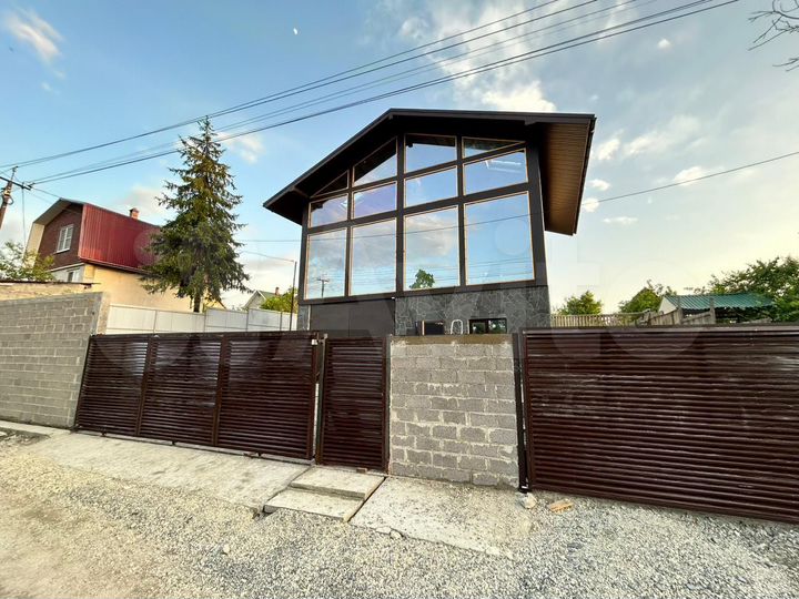 Коттедж 211 м² на участке 6 сот.