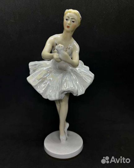 Балерина с цветком.Фарфоровая статуэтка