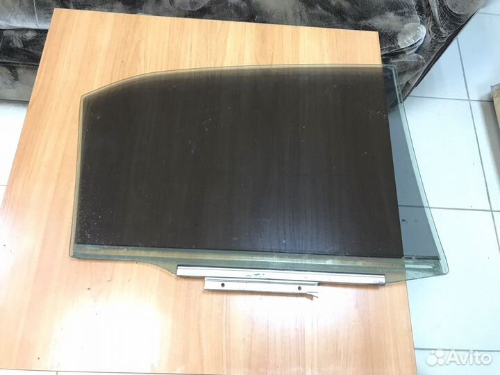 Стекло задней левой двери Toyota Camry 40