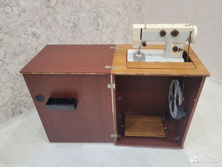 Швейная машинка чайка 143