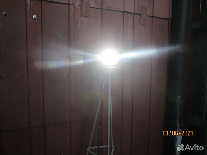 Прожектор на штативе