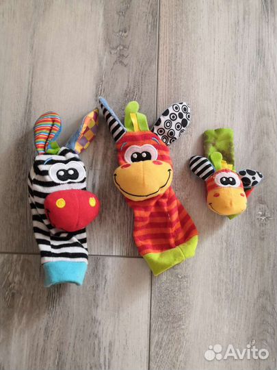 Носочки и браслет для новорожденного