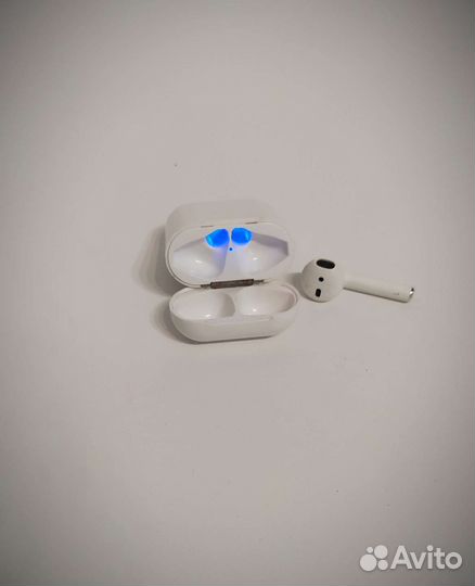 Кейс и наушник (лев.)