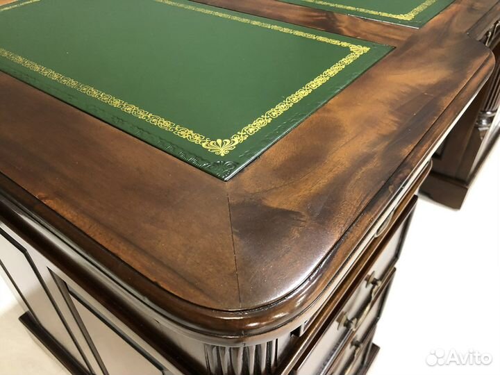 Письменный стол в кабинет