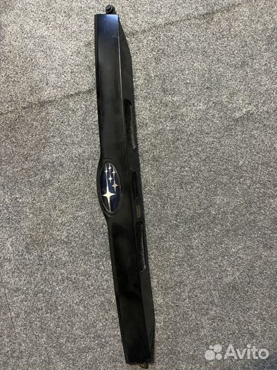 Накладка пятой двери субару импреза GH