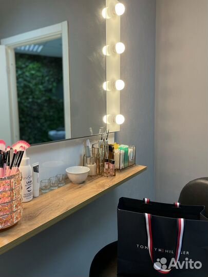 Гримерное зеркало с лампочками