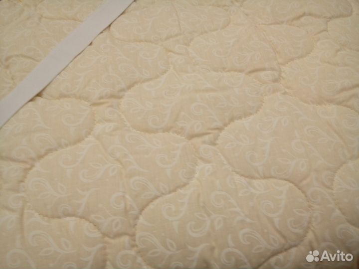 Наматрасники и простыни на резинках(новые)