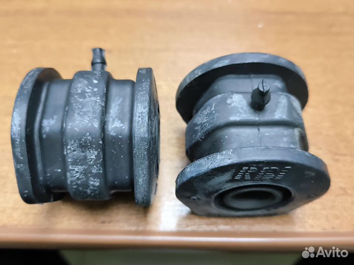 Два сайлентблока перед.нижних рычагов одним лотом