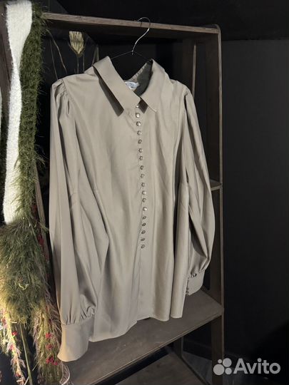 Нарядная блузка бежевого цвета