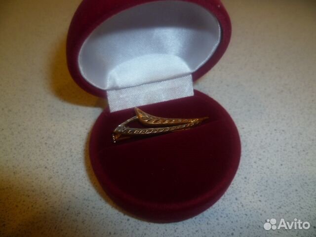 Брошь с фианитом золотая