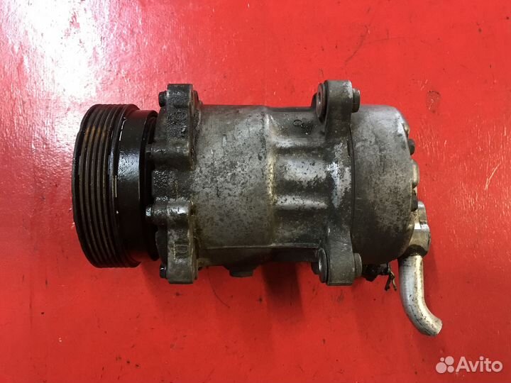 Компрессор кондиционера на Volkswagen Golf IV AZJ