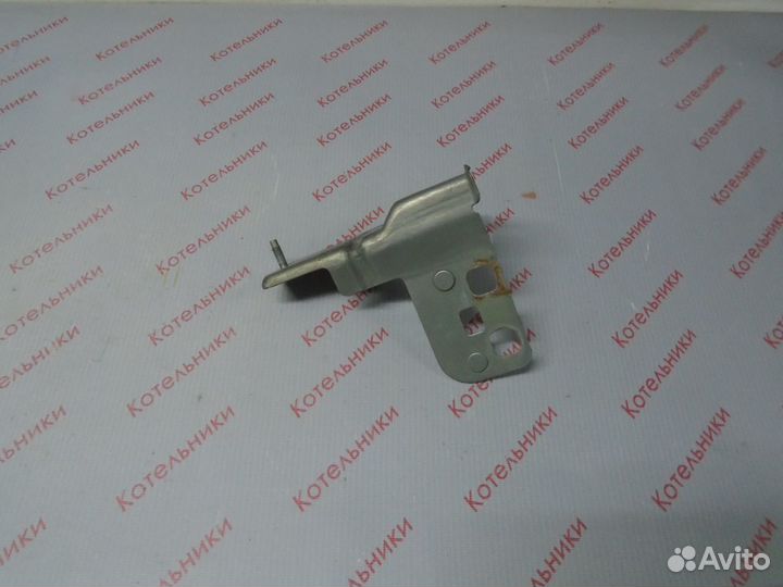 Nissan 62292-AU010 Кронштейн правый