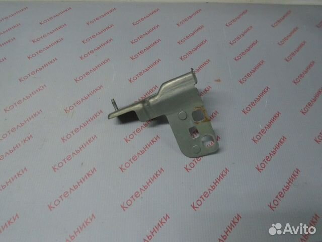 Nissan 62292-AU010 Кронштейн правый