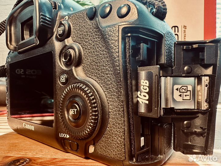 Зеркальный фотоаппарат Canon 5D mark III