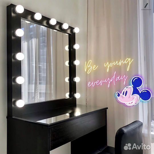 Туалетный столик визажиста с гримерным зеркалом