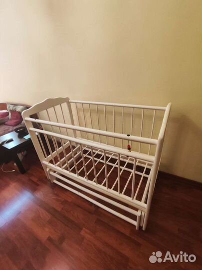 Детская кроватка с поперечным маятником